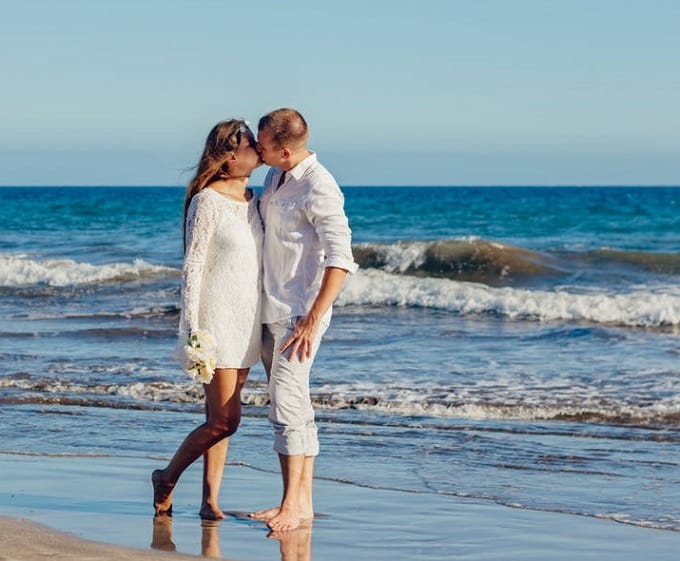 couple kiss near sea