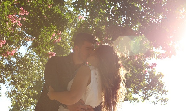 a kiss under the tree