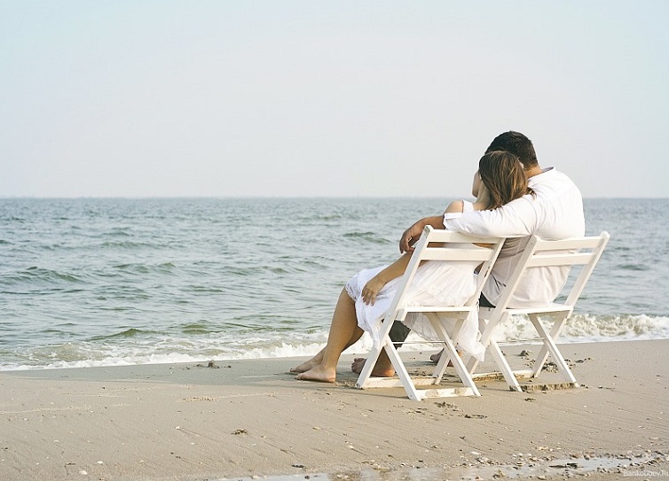 couple relaxing at sea side