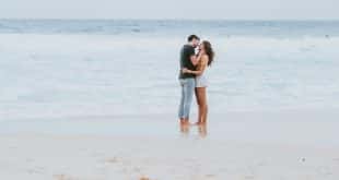 kiss in the beach