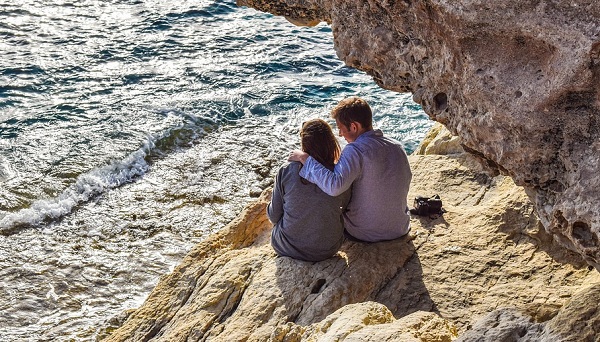 romantic date near the sea