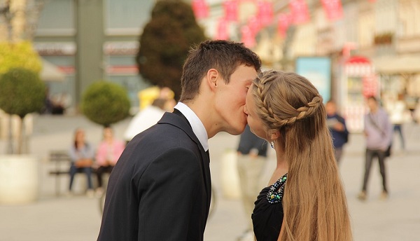 couple kissing